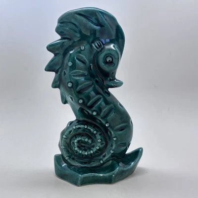 Florero vintage de cerámica de caballo de mar de los años 50 verde oscuro de 7” de alto. Foto 1 de 4