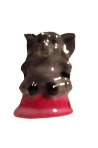 ++ELEPHANTS M*149 - 17.T.22 Ceramic SAGGY BAGGY Elephant on RED Base PIE VENT - Picture 1 of 6