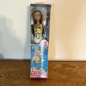 2015 Barbie Beach Water Play Nikki Puppe 11,5 Zoll Limonade Badeanzug #DGT82 Neu im Karton - Bild 1 von 8