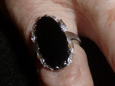 ANILLO ÓNIX NEGRO PULIDO CORTE OVALADO ORO BLANCO MACIZO 10K - TALLA 5 1/2 - 3,41 GRAMOS Foto 1 de 4