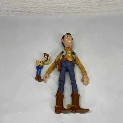 迪士尼皮克斯 Thinkway 玩具总动员伍迪拉绳 15 英寸娃娃作品无帽子带额外 — 第 1/4 张图片