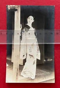 Foto AK JAPAN Nippon um 1930 Geisha im Kimono Typen Schönheit   ( 125554 - Bild 1 von 2