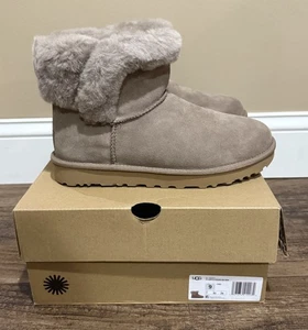Neu im Karton UGG Damen-Ministiefel Größe 9 Saniya Lammfell CRBO - Bild 1 von 5