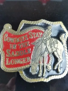 Hebilla de cinturón de latón occidental vintage 1980 "Cowboys Stay in the Saddle Longer" ¡Rara! - Imagen 1 de 2