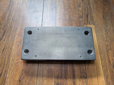 OEM 1999-2002 Volkswagen Cabrio Convertible Front License Plate Holder Bracket Foto 1 de 3