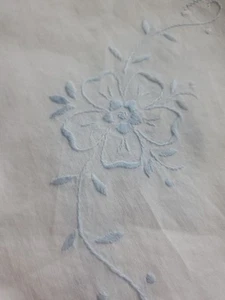 Tovaglia ricamata a mano quadrata bianca cotone leggero blu floreale 47x50" usata in ottime condizioni - Foto 1 di 6