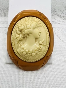 Bakelit Vintage große Kamee Brosche Eigelb gelb Stufen Design schöne Frau - Bild 1 von 8