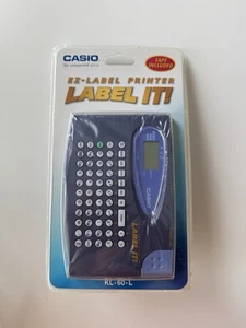 Casio ¡ETIQUETA! Impresora de etiquetas compacta modelo KL-60-L NUEVA, sellada - Imagen 1 de 2