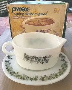 NEW Vintage Pyrex Spring Blossom Crazy Daisy Gravy Boat & Plate Gravy Server - Picture 1 of 2