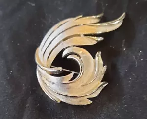 VINTAGE 1960'S SILVER - TONE CROWN TRIFARI SWIRLING FEATHER SIGNED BROOCH - Picture 1 of 4