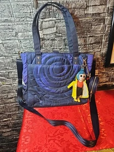 Coraline Tunnel Beuteltasche Tasche mit Geldbörse & Coraline Puppenanhänger - Bild 1 von 8