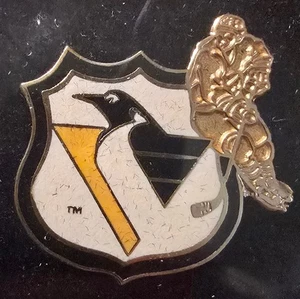 PITTSBURGH PENGUINS NHL SHIELD (PRIMARY LOGO w/PLAYER) Lapel Pin - Picture 1 of 1