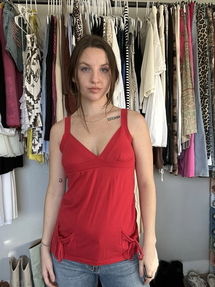 Camiseta sin mangas Energie Y2K Babydoll roja cami cintura imperio bolsillos con cordón Foto 1 de 4