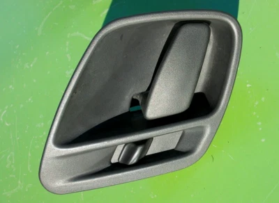 JEEP GRAND CHEROKEE 99-04 MAÇANETA DIANTEIRA ESQUERDA INTERNA 5FX73TRM-AB-LAR FABRICANTE DE EQUIPAMENTO ORIGINAL - Imagem 1 de 4