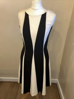 Vestido feminino romano tamanho 10 preto e creme sem mangas fit & flare midi - Imagem 1 de 4