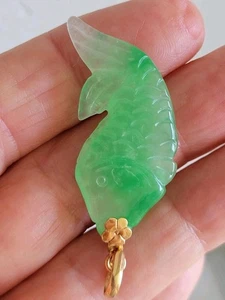 VTG FINE TRANSLUCENT GREEN JADE CARP W/18KT YELLOW GOLD BALE PENDANT EXCELLENT - Picture 1 of 11
