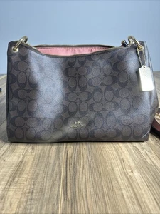 Bolso de hombro Coach Hallie firma lona marrón oscuro con correa negra/rosa - Imagen 1 de 24