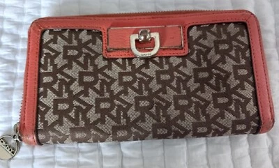 Cartera sin asas DKNY monograma Bryant naranja y beige con logotipo de cuero frente medio a presión Foto 1 de 4