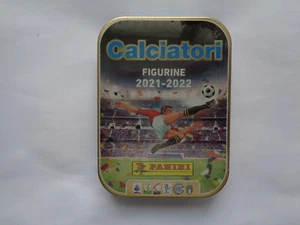 TIN BOX 8 BUSTINE FIGURINE STICKERS - CALCIATORI PANINI 2021/2022 - LEGGI - Foto 1 di 2