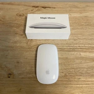 Souris rechargeable sans fil Apple Magic Mouse 2 (A1657) blanche et argentée - Photo 1/6