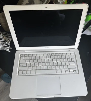 Apple Macbook 13'' A1342 Intel Core 2 Duo,2.4Ghz Laptop,500GB HD,4GB RAM,Mid2010 - Image 1 of 4