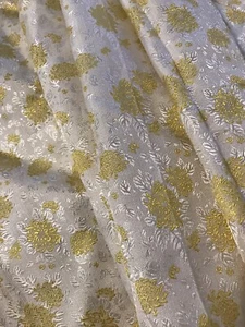 Tela de brocado satinado de seda amarilla blanca floral hoja de flor de seda Hong Kong I/D no 217 - Imagen 1 de 12