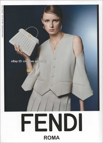 FENDI ANNUNCIO STAMPA 1 PAGINA autunno 2023 RIANNE VAN ROMPAEY con custodia Peekaboo ISeeU bag