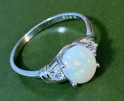 Anillo de ópalo blanco ópalo macizo australiano genuino 9 x 7 mm - tamaños 6 a 10 EE. UU. Foto 1 de 3