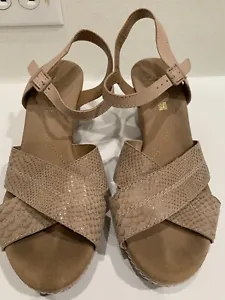 Clarks Helio Latitude Wedge Sandal Platform Wedges Size 8 1/2 Nude Leather - Picture 1 of 9