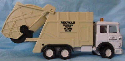 86' SuperKing Sanitation Truck. In very good condition - Image 1 of 4