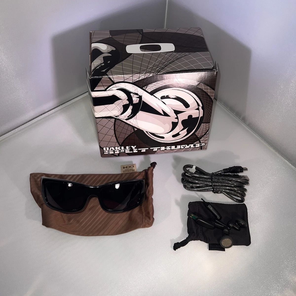 希少 Tribal OAKLEY THUMP 512MB 箱・USB付 希少 Tribal OAKLEY THUMP 512MB 箱・USB付 Vintage Oakley Thump Dark