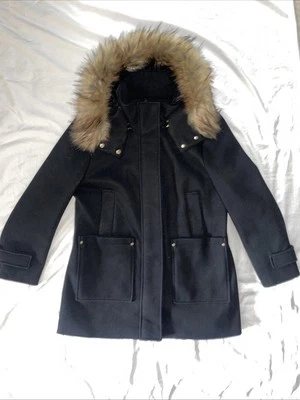 Casaco Nine West preto com capuz acabamento de pele sintética com zíper/aperto ervilha tamanho grande - Imagem 1 de 4