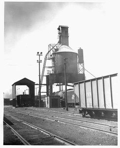 25DD098 RP 1940s C&NW CHICAGO & NORTH WESTERN RAILROAD 484 LOCO #3005 COALING - Picture 1 of 1
