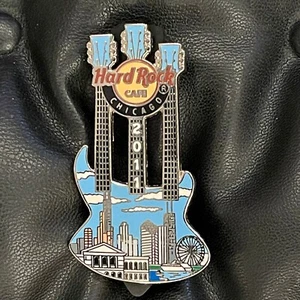 CHICAGO USA🎸Hard Rock Cafe®HRC PIN✅2011 TRIPLE NECKS GUITAR BUILDINGS SEA LE🎗 - Picture 1 of 4
