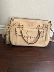 Bolso de Mano Dooney & Bourke Florentino Taupe Beige Borlas De Colección. - Imagen 1 de 7
