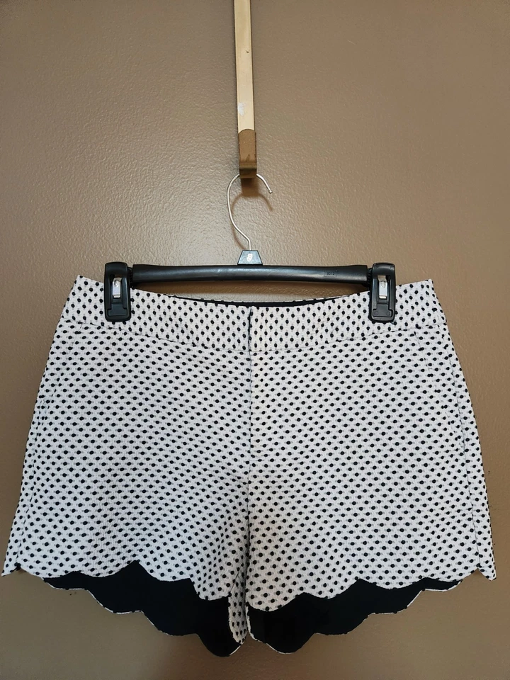 Pantalones cortos para mujer Elle blancos con lunares negros talla 2 30" cintura 3" ins Foto 1 de 4