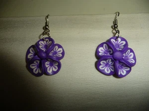 LILA & WEISSE BAUMELNDE BLUMEN 1" R DURCHBOHRTE OHRRINGE #14/14 - - Bild 1 von 4