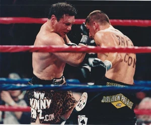 VINNY PAZIENZA BOXING HOFer 10x8 ACTION FIGHT PHOTOGRAPH - Picture 1 of 2