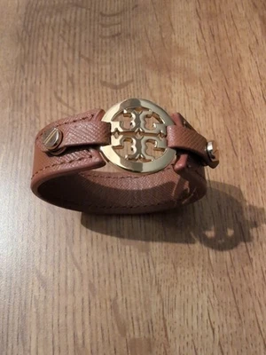 Bracelete de couro Tory Burch Reva com um logotipo dourado. - Imagem 1 de 4
