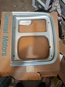 NOS 1985 91 CHEVY / GMC G10 20 30 G15 25 35 VAN R.H HEADLIGHT BEZEL 15596114 OEM - Picture 1 of 4