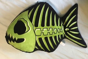 Nanco Stofftier Plüsch grün Skelett Fischgräte Halloween Dekor Kissen 21 "x 14" - Bild 1 von 3