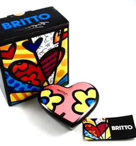 ROMERO BRITTO HEART SHAPED PAPERWEIGHT - FLOWERS - NEW - Picture 1 of 4