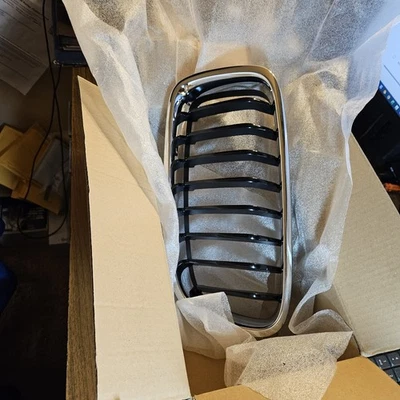 Parrilla genuina BMW 51-13-7-260-498 2012-2015 paso lado derecho ¡Pieza obsoleta! Foto 1 de 2