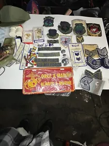 Riesiges Vintage Marine Corps Luftwaffe Lot Patches Pins Telefon Spielkarten etc. - Bild 1 von 19