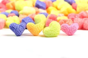 FunPak Packing Peanuts Rainbow Hearts 1,5 piedi cubi compostabile biodegradabile - Foto 1 di 2