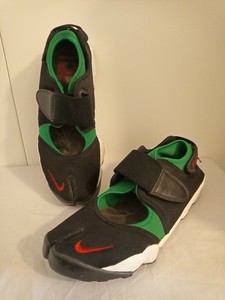 nike split toe trainers