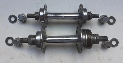 Coppia mozzi ruote bici epoca marcati LEGNANO in riquadro, corpo intero - Immagine 1 di 3