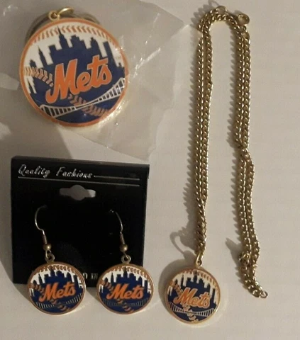 N Y Mets Collectible Lot Of 3 ASSORTED ITEMS (KEY CHAIN, NECKLACE, AND EARRINGS) Cover