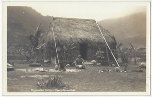 Hombre hawaiano nativo de 1920 y su casa de hierba - FOTO REAL antigua postal de Hawai - Imagen 1 de 2