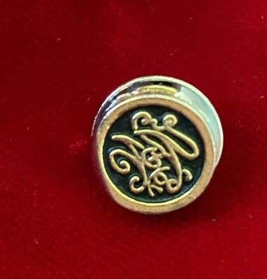 Pin de gravata pequeno de esmalte preto com monograma design redemoinho elevado tom dourado pode ser um monograma 0,4" - Imagem 1 de 2